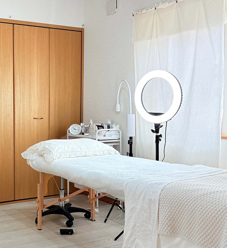 落ち着いた雰囲気のアイラッシュサロンの別室施術スペース