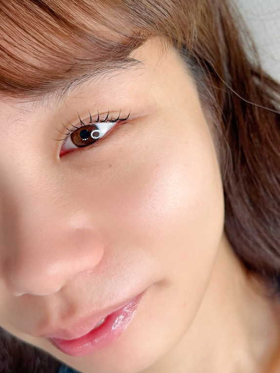 まつ毛パーマをした目元