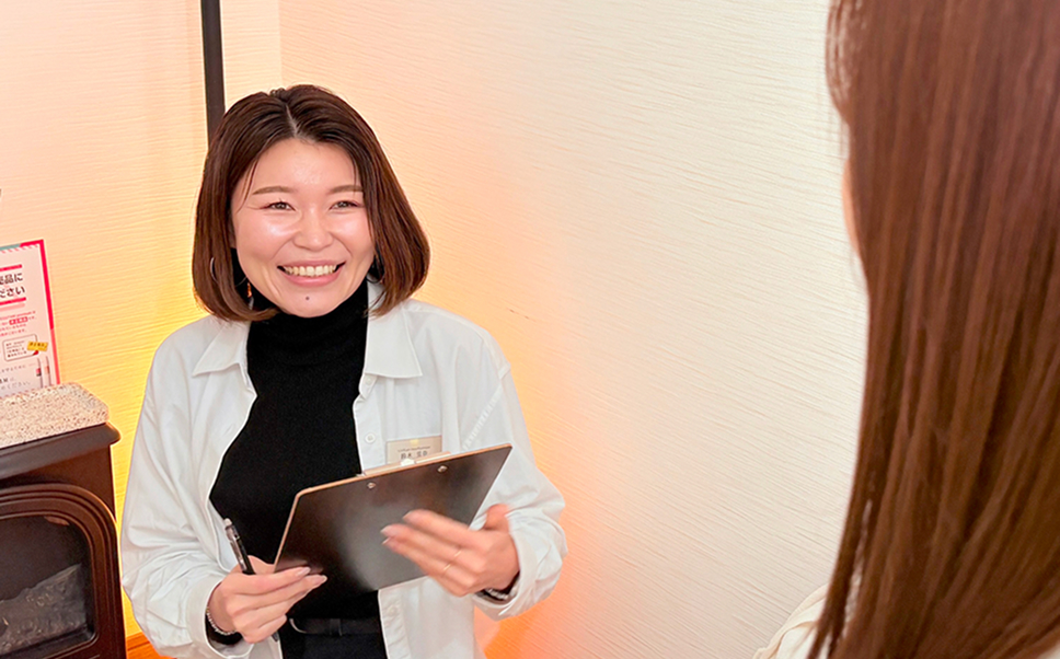 笑顔でお客様とカウンセリングをしているスタッフの様子