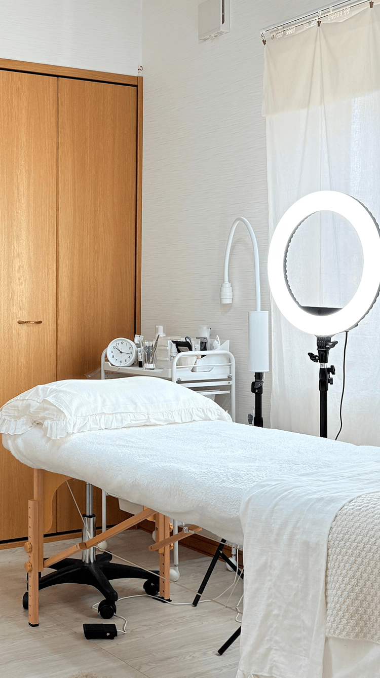 落ち着いた雰囲気のアイラッシュサロンの別室施術スペース