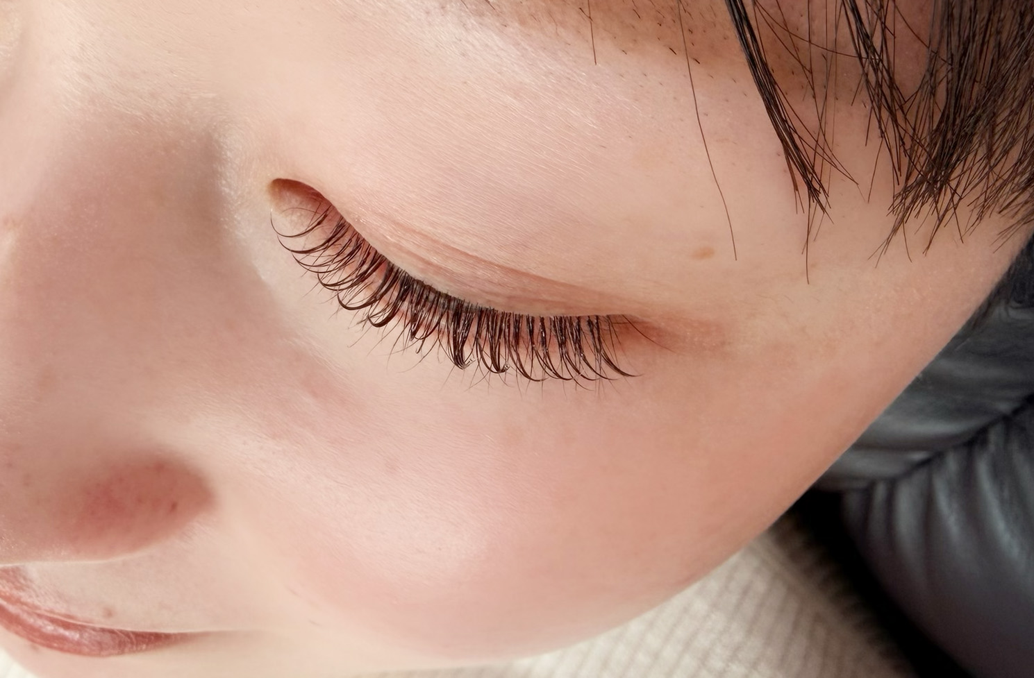 まつ毛エクステをした目元