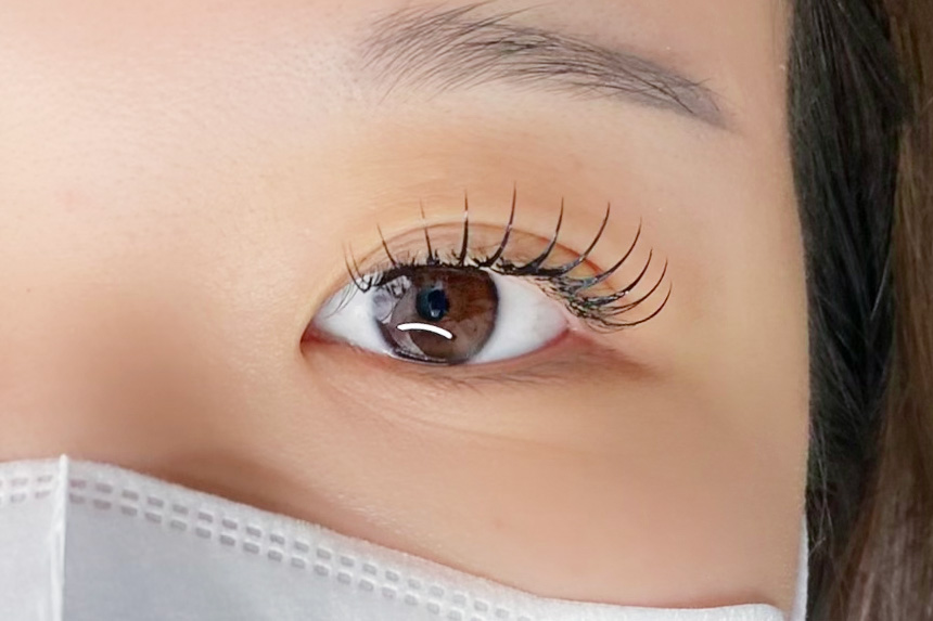 まつ毛パーマをした目元